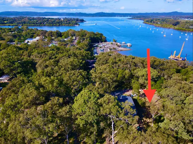 15 High Central Street, Macleay Island QLD 4184