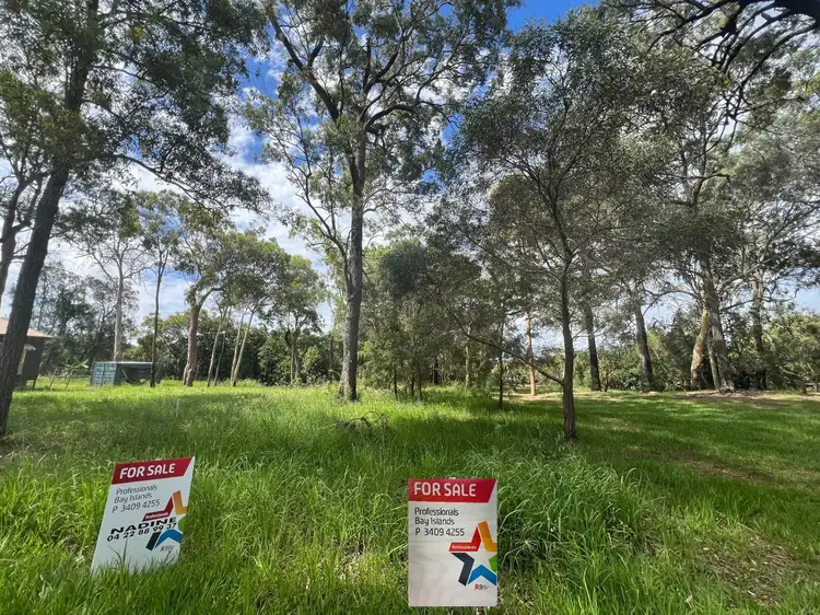 33 Blue Bay Crescent, Macleay Island QLD 4184