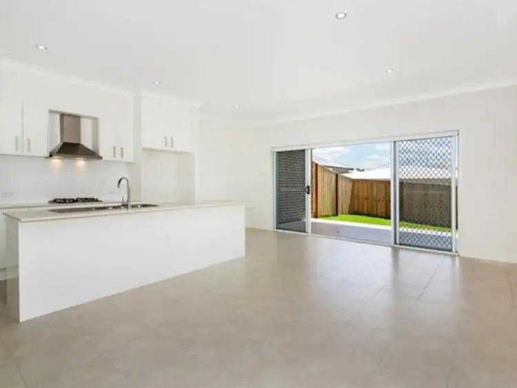 1/5 Catchlove Crescent, Augustine Heights QLD 4300