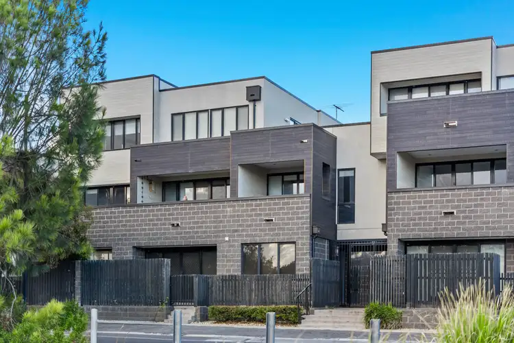 18/11 Monckton Place, Caroline Springs VIC 3023
