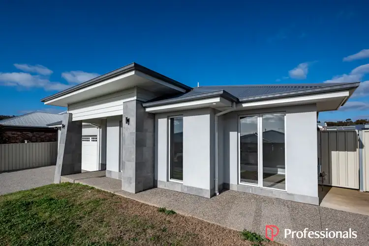 Second view of Homely house listing, 33 Erlandsen Circuit, Wodonga VIC 3690