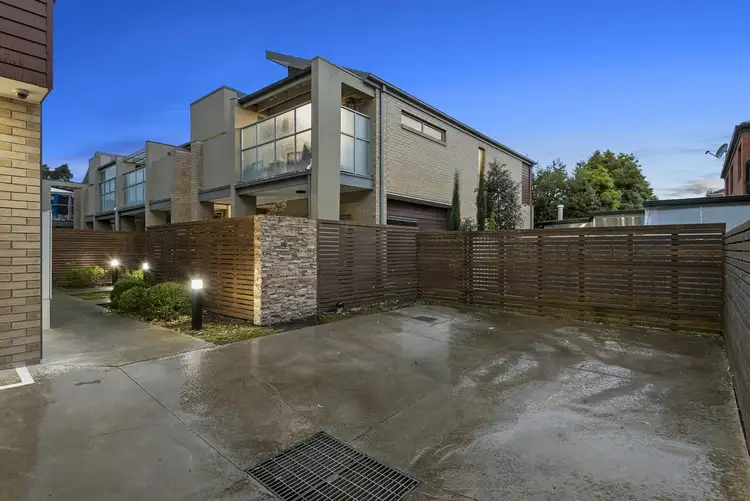 17 Hinterland Close, Lynbrook VIC 3975
