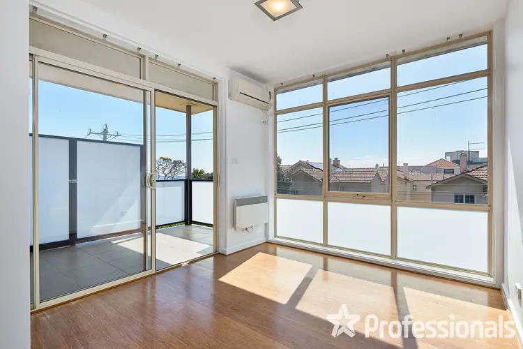 9/11 Bluff Avenue, Elwood VIC 3184