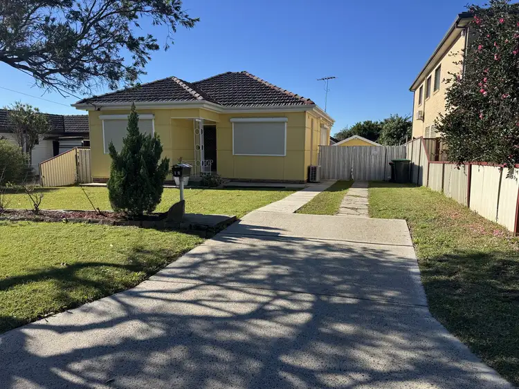 12 Meakin Crescent