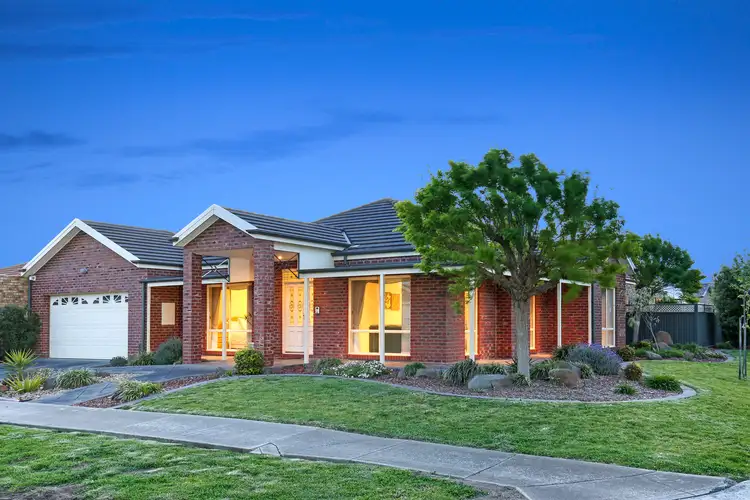 7 Newell Close, Taylors Lakes VIC 3038
