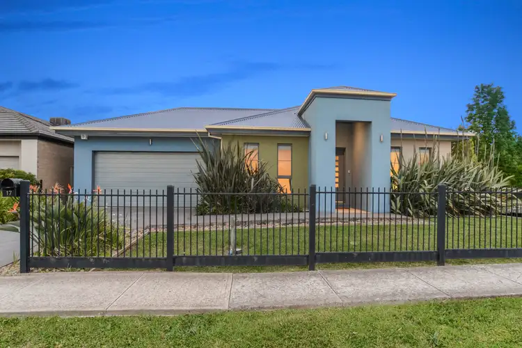 17 Kirribilli Boulevard, Taylors Hill VIC 3037