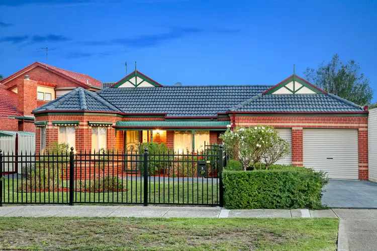 5 Solent Crescent, Taylors Lakes VIC 3038