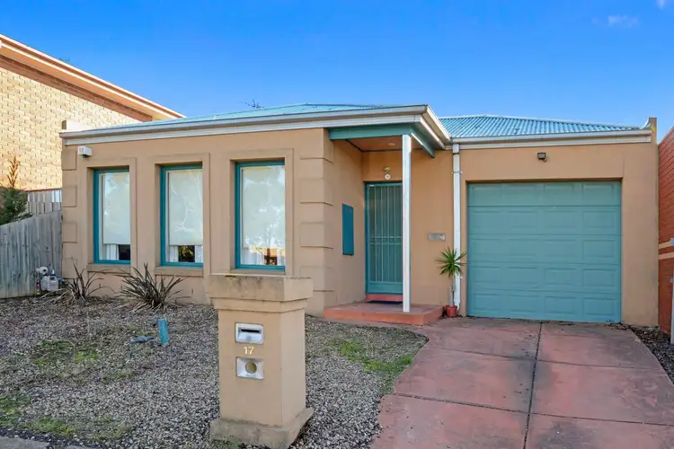 17 Penlow Court, Hillside VIC 3037