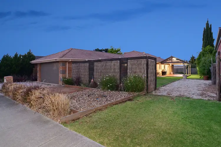 16 Delbridge Drive, Sydenham VIC 3037