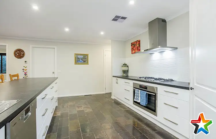 Fifth view of Homely house listing, 2 Drysdale Place, Mooroolbark VIC 3138