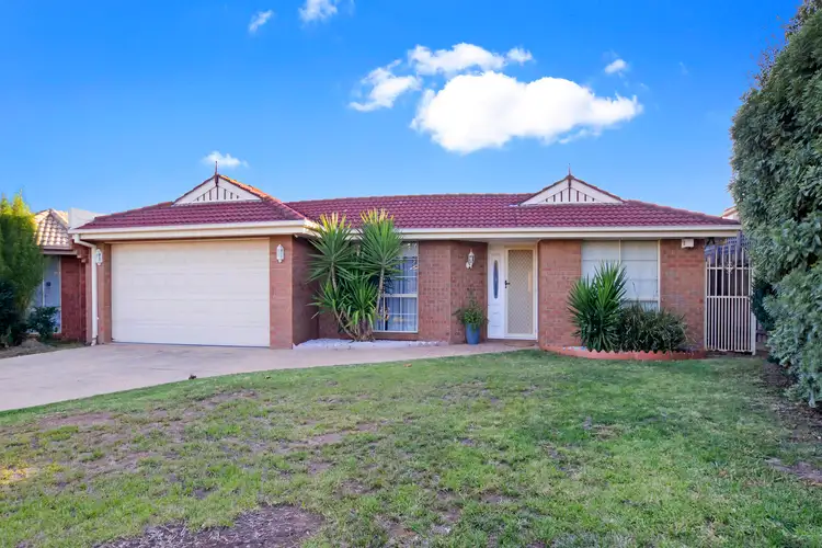 8 Preston Place, Taylors Lakes VIC 3038