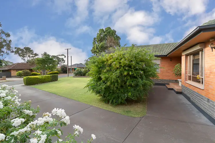 11 Rowe Street, Para Hills SA 5096