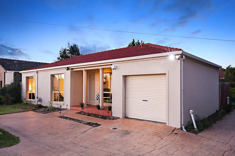 1/2 Buckingham Street, Sydenham VIC 3037