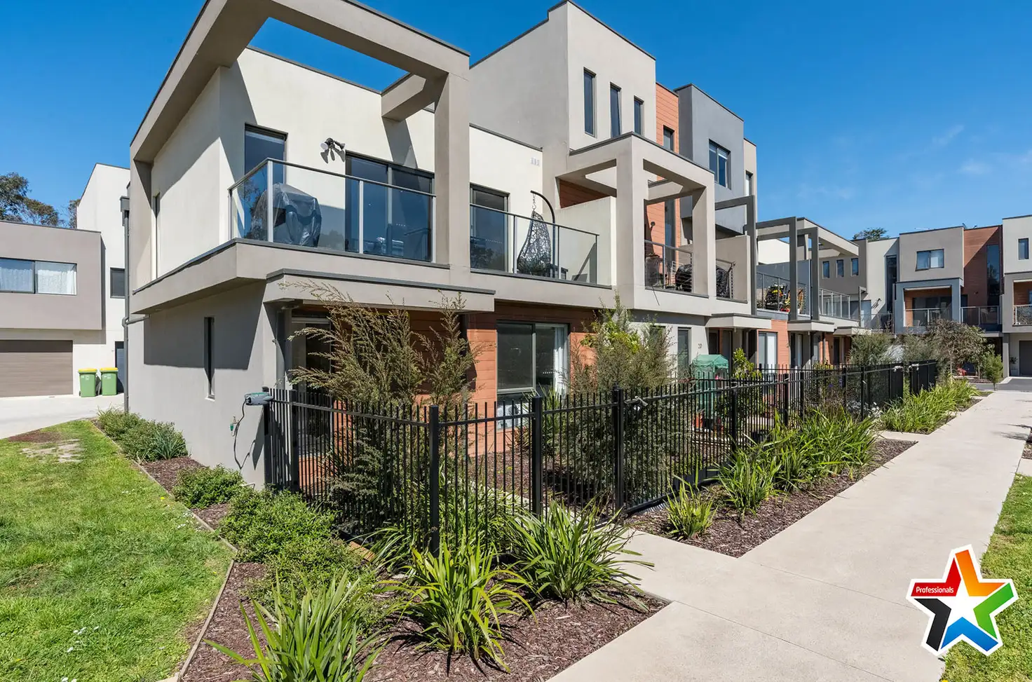 Main view of Homely townhouse listing, 18 Lithgow Way, Mooroolbark VIC 3138
