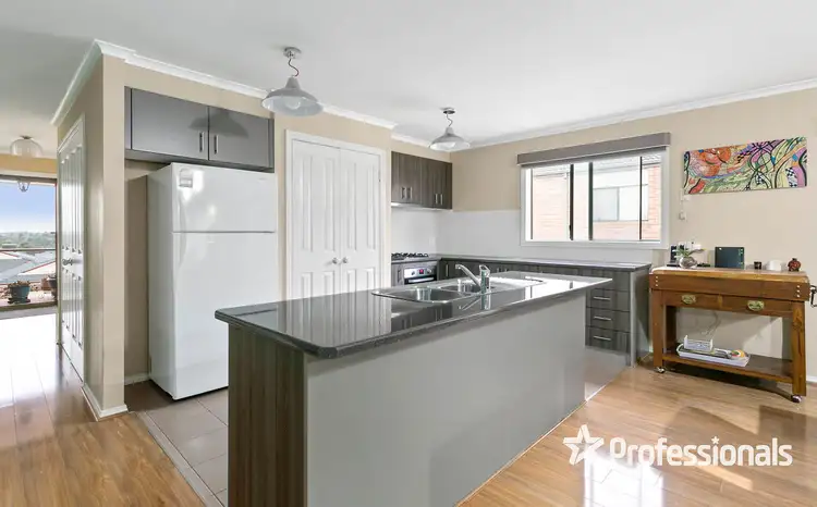 18 Regent Avenue, Mooroolbark VIC 3138