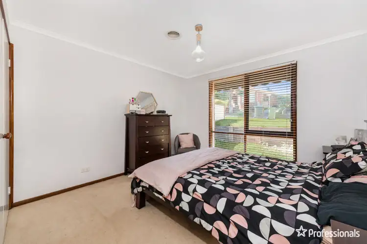 Fifth view of Homely house listing, 2 Temby Close, Endeavour Hills VIC 3802