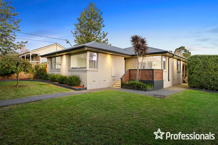 32 Larnook Crescent, Mooroolbark VIC 3138