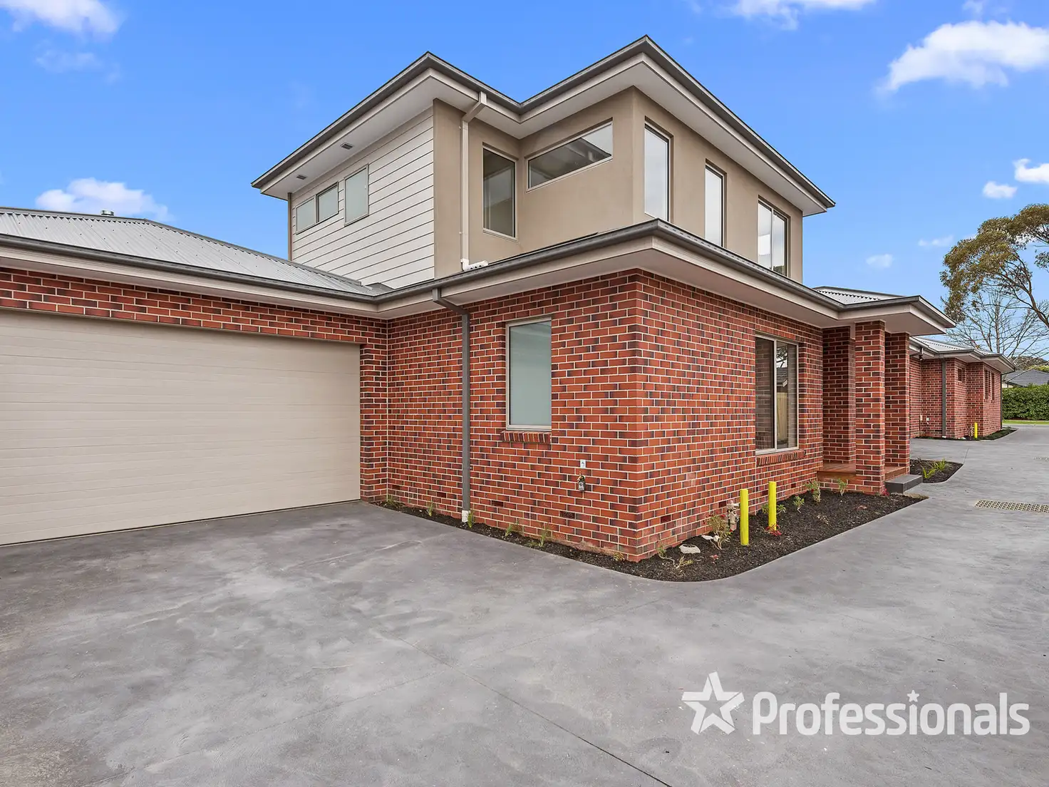 Main view of Homely townhouse listing, 2/9 Leigh Road, Croydon VIC 3136