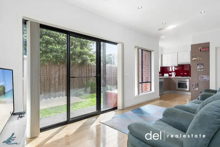 2/33 Booth Crescent, Dandenong North VIC 3175