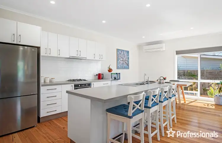 Third view of Homely house listing, 2/11 Glen View Road, Mount Evelyn VIC 3796