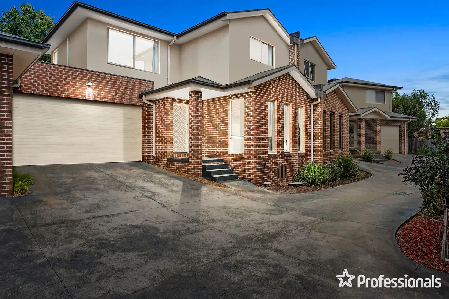 Main view of Homely townhouse listing, 2/4-6 Cambridge Road, Mooroolbark VIC 3138