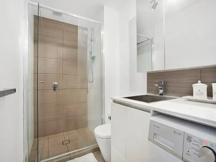 Sixth view of Homely apartment listing, 2/4 Anderson Street, West Melbourne VIC 3003