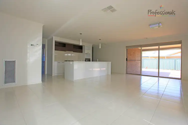 Sixth view of Homely house listing, 7 Inwood Crescent, Wodonga VIC 3690