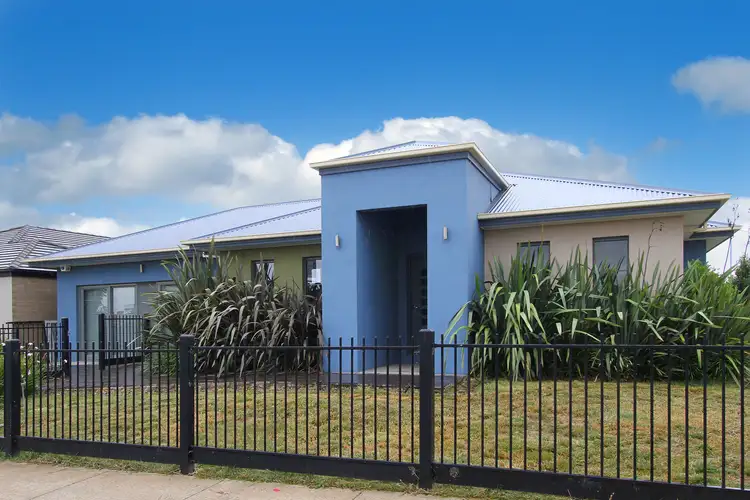 17 Kirribilli Boulevard, Taylors Hill VIC 3037