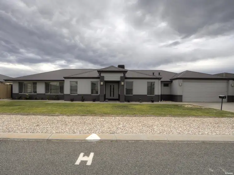 8 Nutmeg Place, Wattle Grove WA 6107