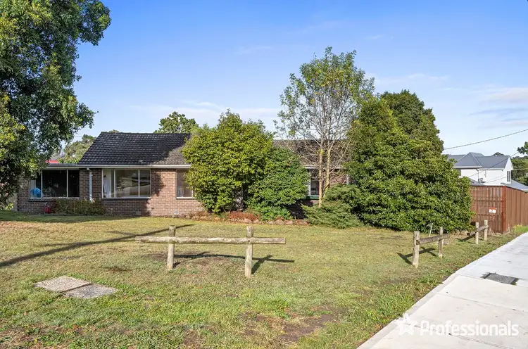15 Saxon Drive, Mooroolbark VIC 3138