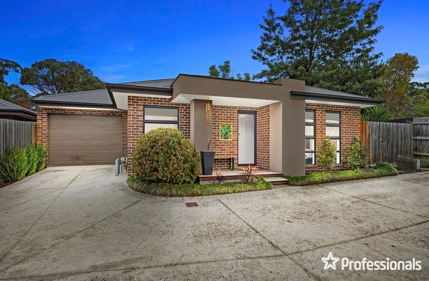 Main view of Homely unit listing, 2 Dees Place, Mooroolbark VIC 3138