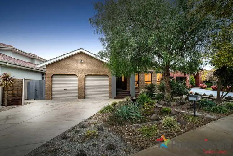 Second view of Homely house listing, 11 Bethanga Court, Taylors Lakes VIC 3038