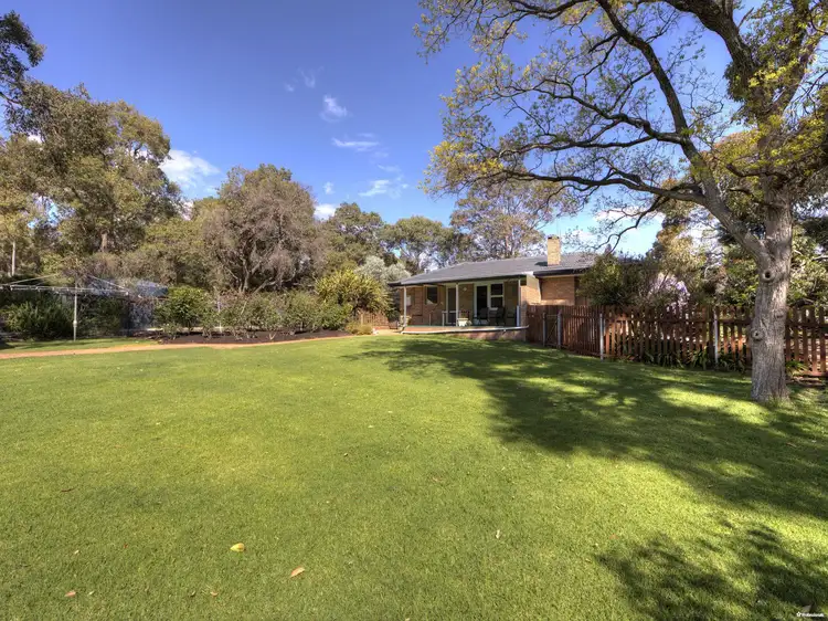 16 Falls Road, Lesmurdie WA 6076