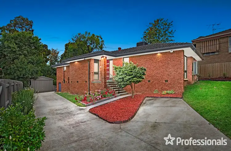 15 Larnook Crescent, Mooroolbark VIC 3138