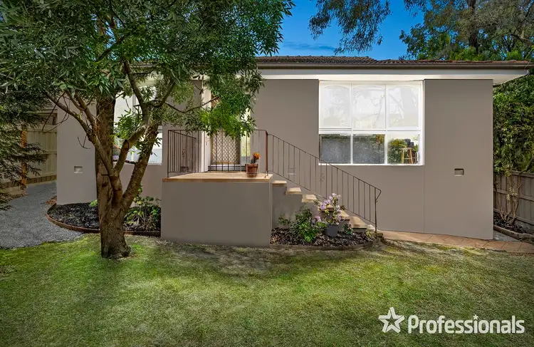 27 Zina Grove, Mooroolbark VIC 3138