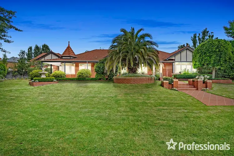 2 Ambleside Close, Mooroolbark VIC 3138