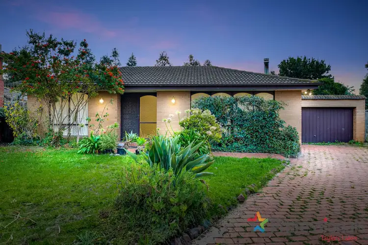 17 Koroit Place, Taylors Lakes VIC 3038