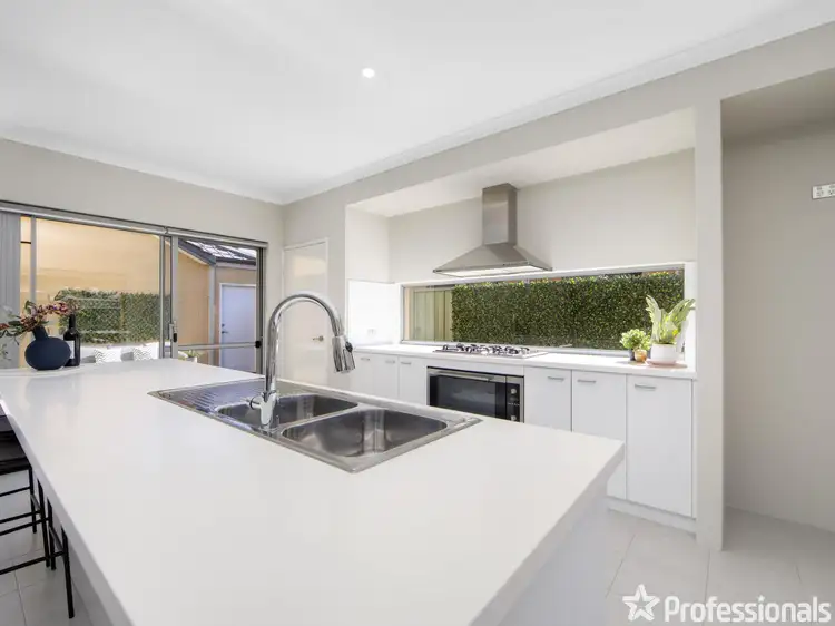 15 Monarch Way, Wattle Grove WA 6107