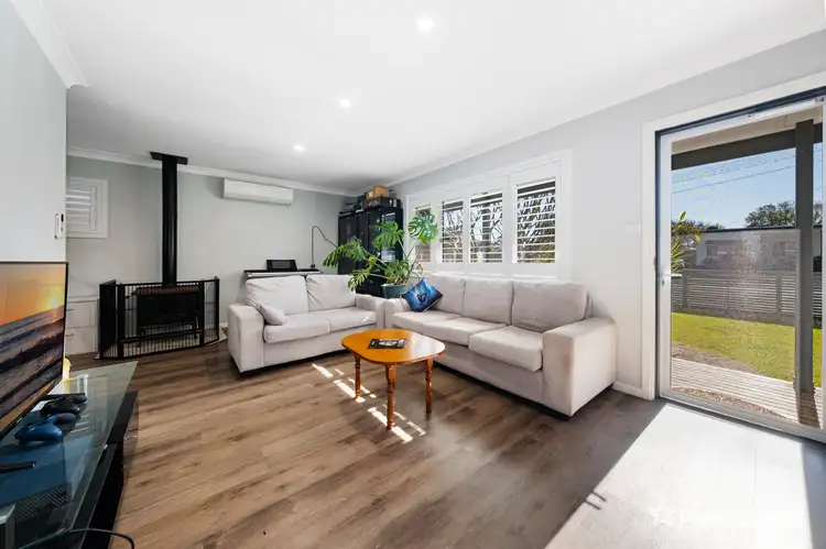 16 MacKenzie Avenue, Woy Woy NSW 2256