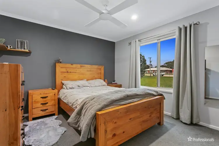 Sixth view of Homely house listing, 5 Collins Court, Maryborough VIC 3465