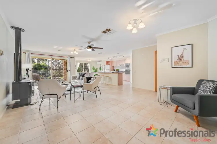Sixth view of Homely house listing, 7 Kinnaird Court, Taylors Lakes VIC 3038