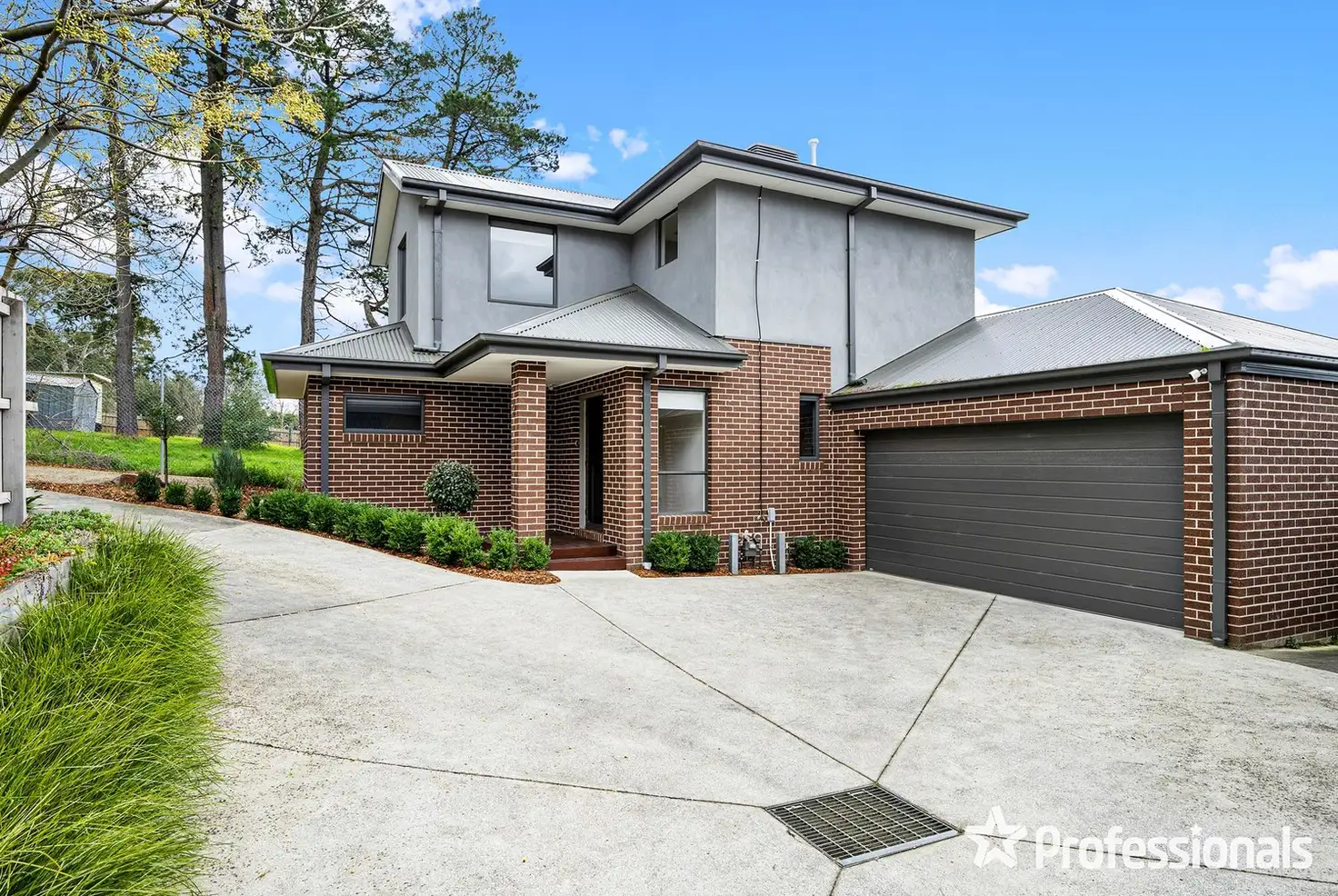 Main view of Homely townhouse listing, 2/77 Cambridge Road, Mooroolbark VIC 3138