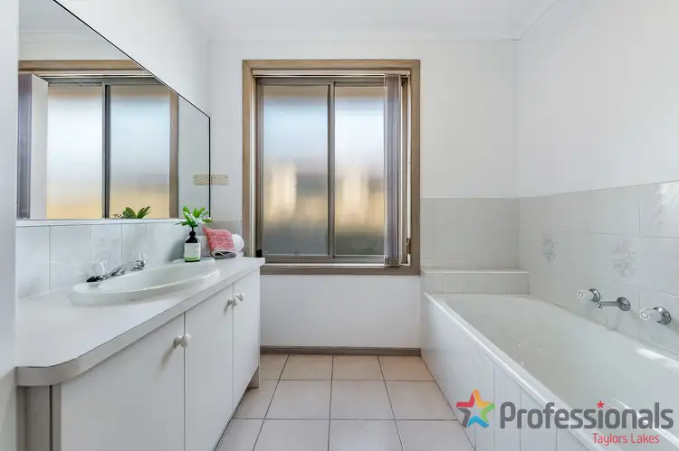 Sixth view of Homely house listing, 6 Kestrel Court, Taylors Lakes VIC 3038