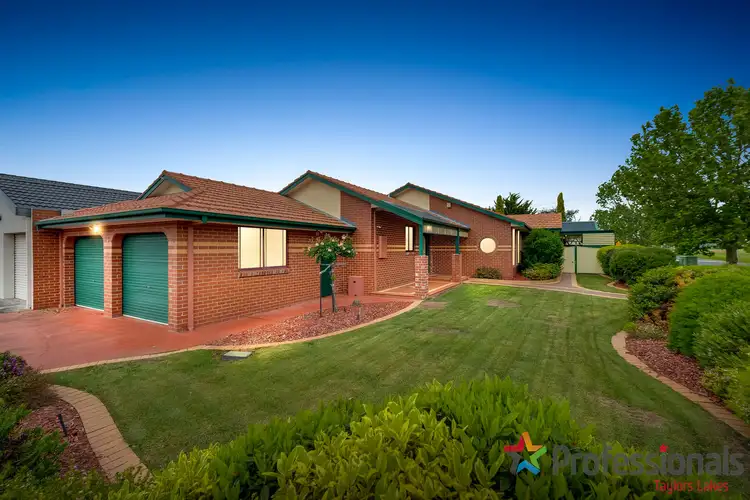 2 Bellbird Avenue, Taylors Lakes VIC 3038