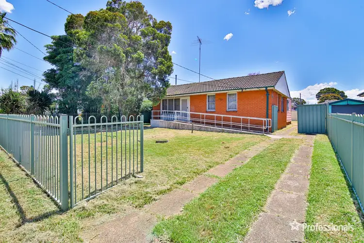 25 Sandakan Crescent, Lethbridge Park NSW 2770