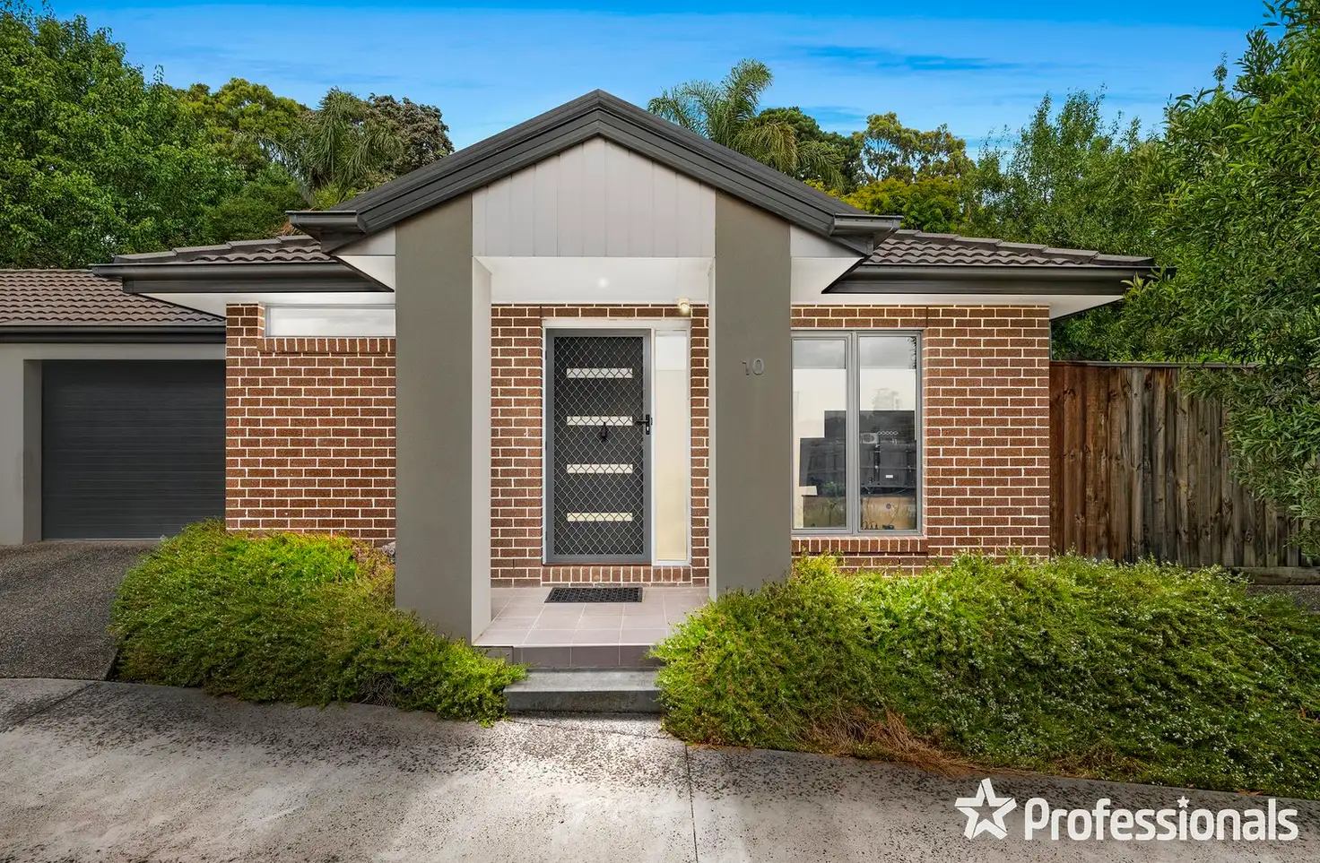 Main view of Homely unit listing, 10 Prestige Close, Mooroolbark VIC 3138