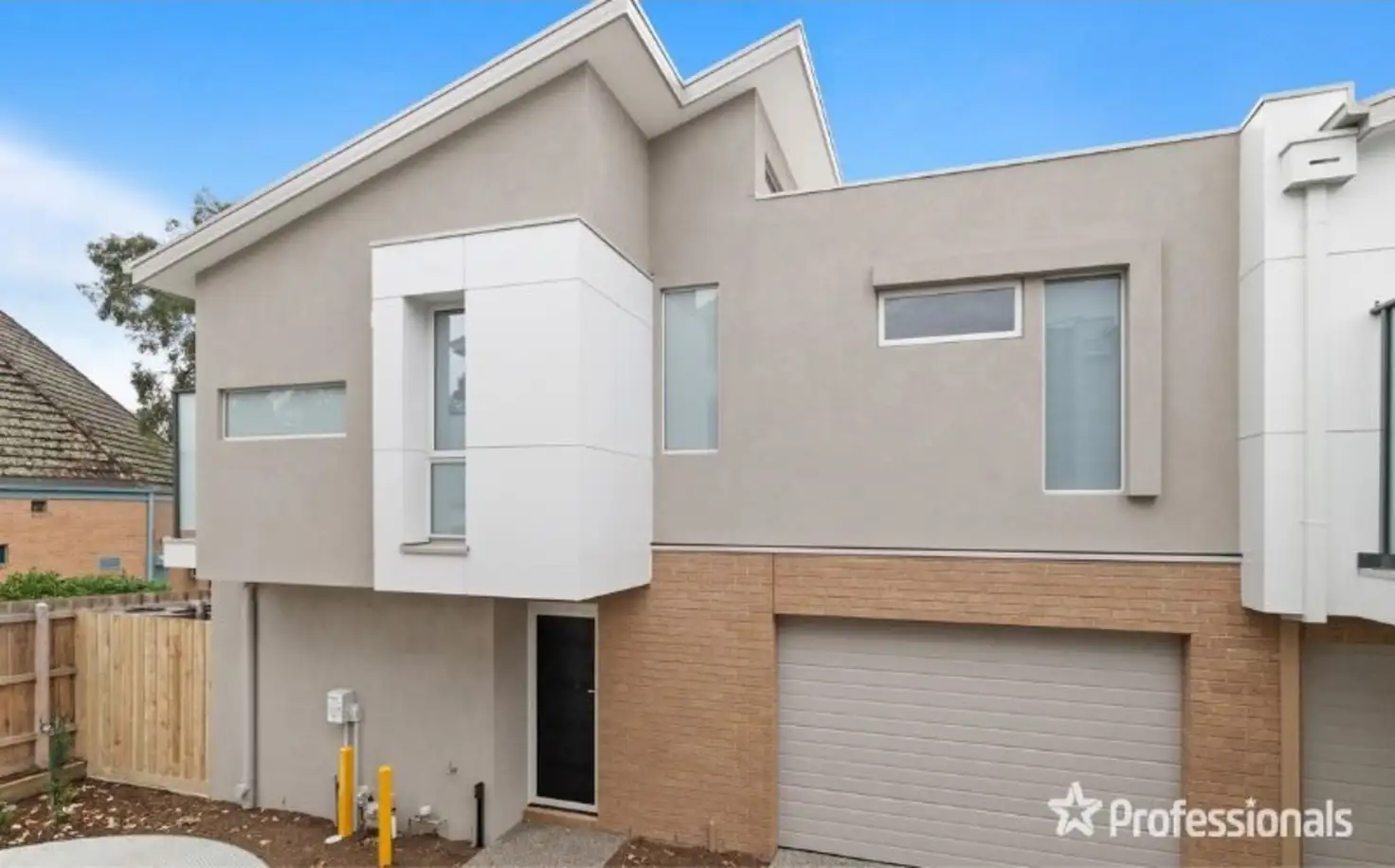 Main view of Homely townhouse listing, 8 Pebble Close, Mooroolbark VIC 3138