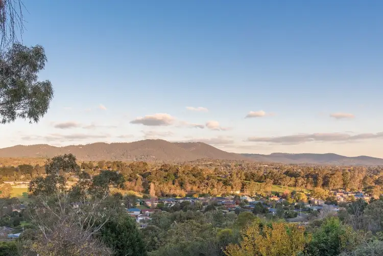 24 Struan Avenue, Mooroolbark VIC 3138