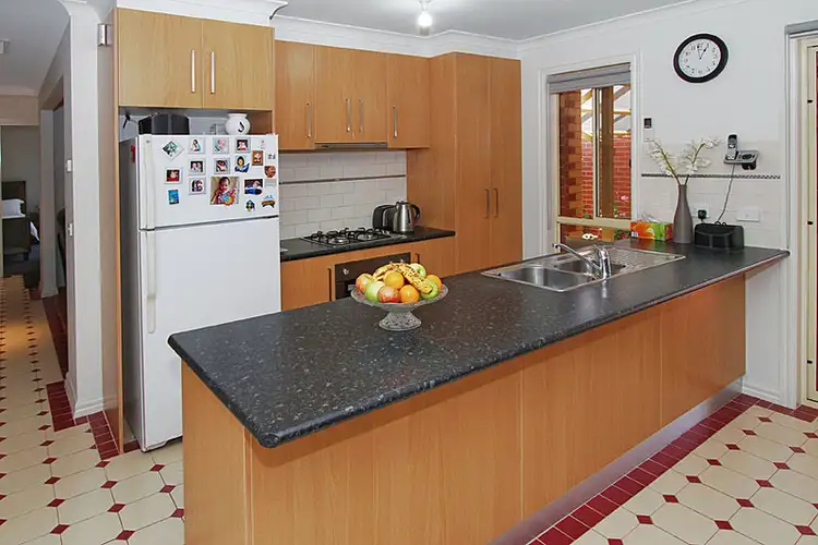 Fifth view of Homely unit listing, 2/9 Sayvel Close, Hillside VIC 3037
