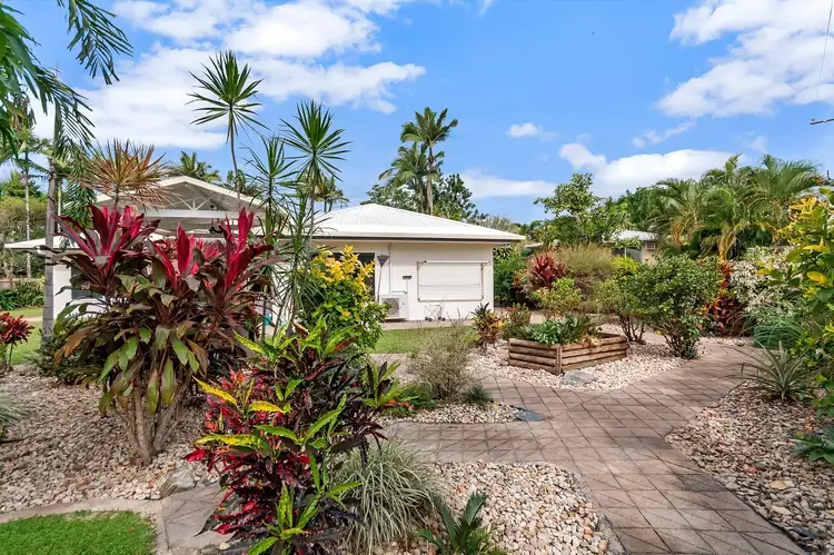 17 Davis Close, Manoora QLD 4870